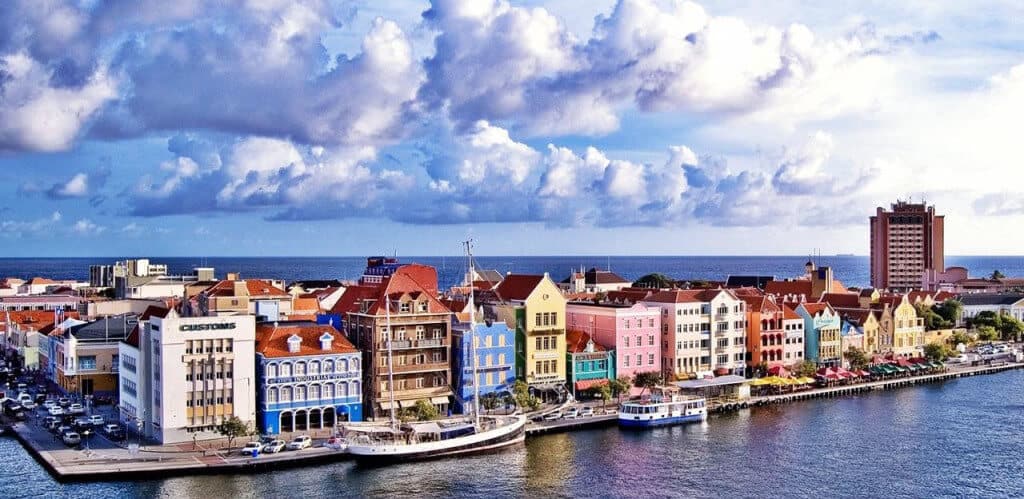 Image attribution: http://www.traveltats.com/fantastic-island-caribbean-curacao/